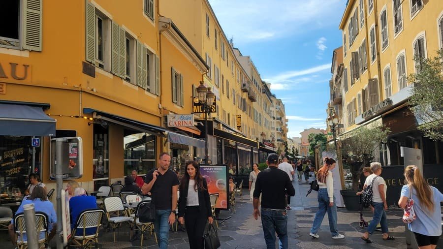 The variety of bars and restaurants on Rue de France